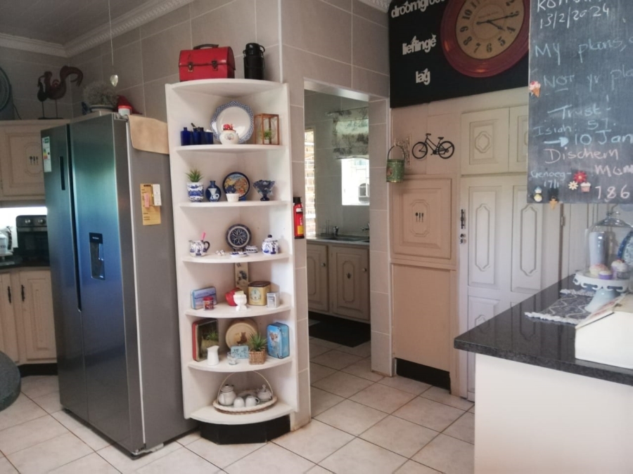 5 Bedroom Property for Sale in Falcon Ridge Gauteng