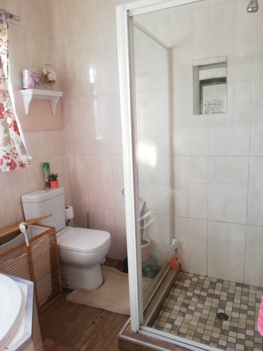 5 Bedroom Property for Sale in Falcon Ridge Gauteng