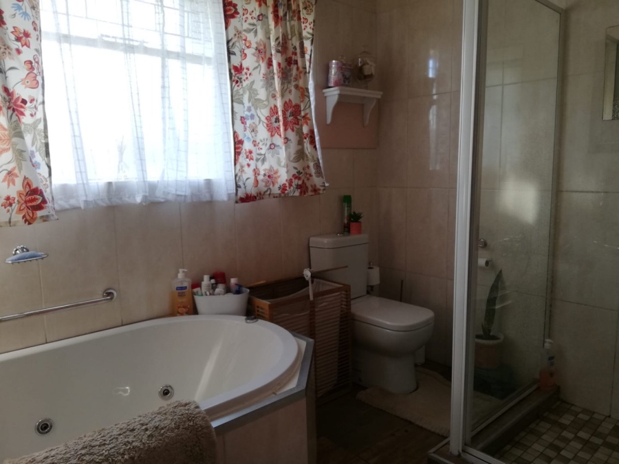 5 Bedroom Property for Sale in Falcon Ridge Gauteng