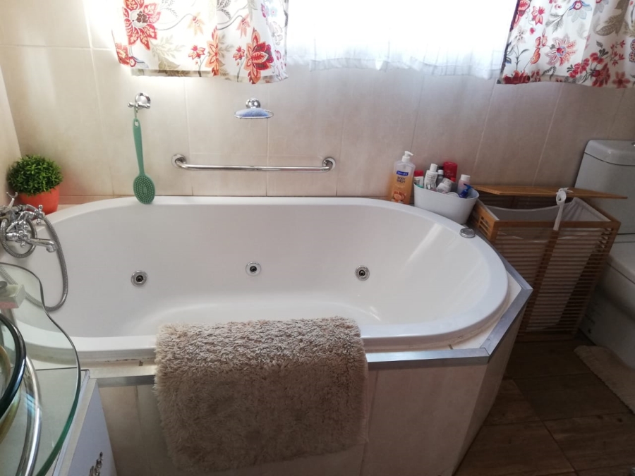 5 Bedroom Property for Sale in Falcon Ridge Gauteng