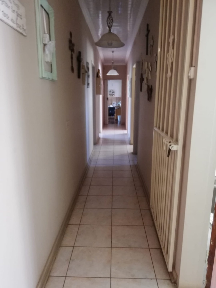 5 Bedroom Property for Sale in Falcon Ridge Gauteng