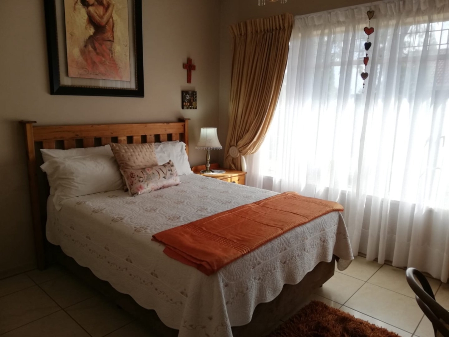 5 Bedroom Property for Sale in Falcon Ridge Gauteng