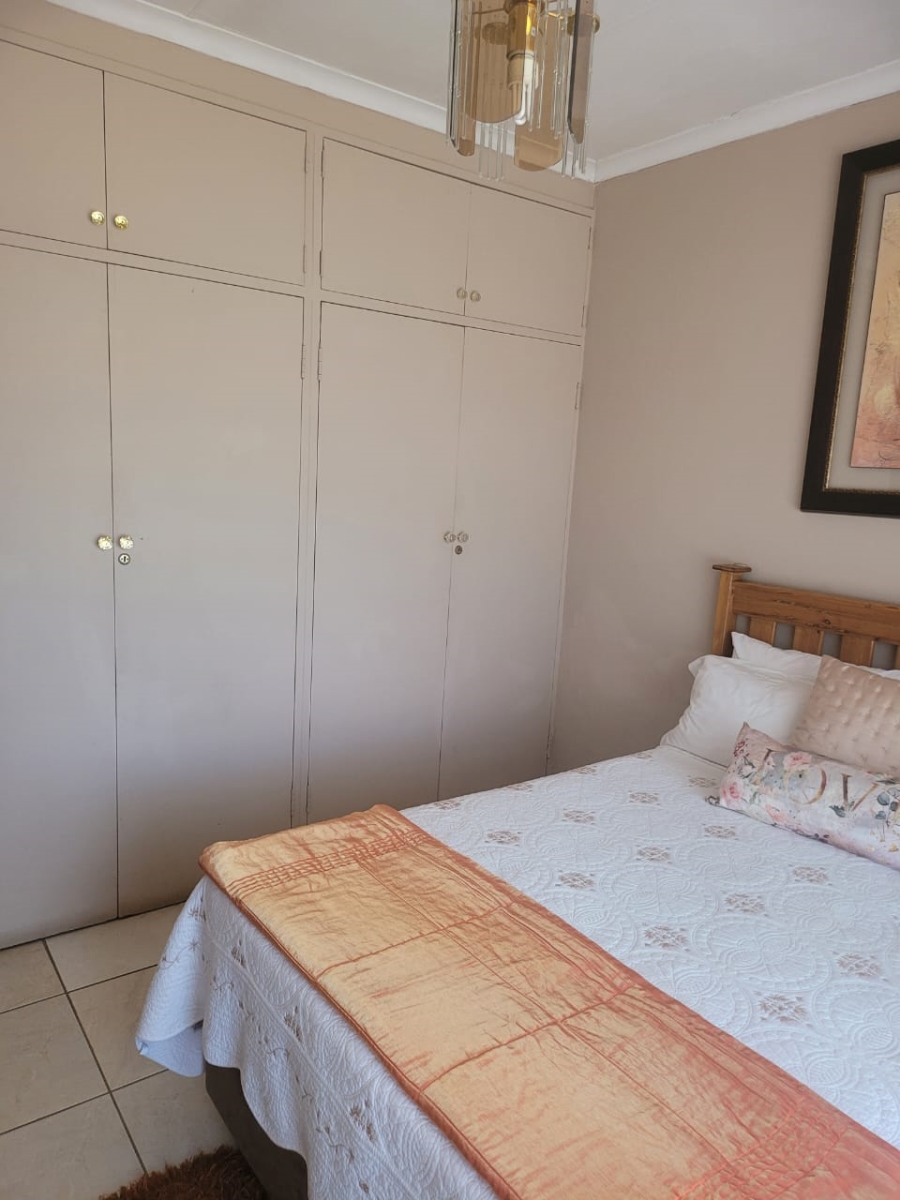 5 Bedroom Property for Sale in Falcon Ridge Gauteng