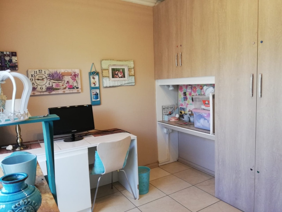 5 Bedroom Property for Sale in Falcon Ridge Gauteng