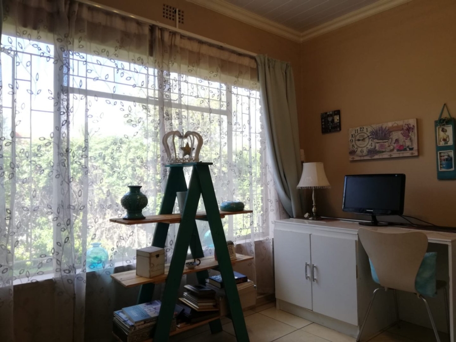 5 Bedroom Property for Sale in Falcon Ridge Gauteng