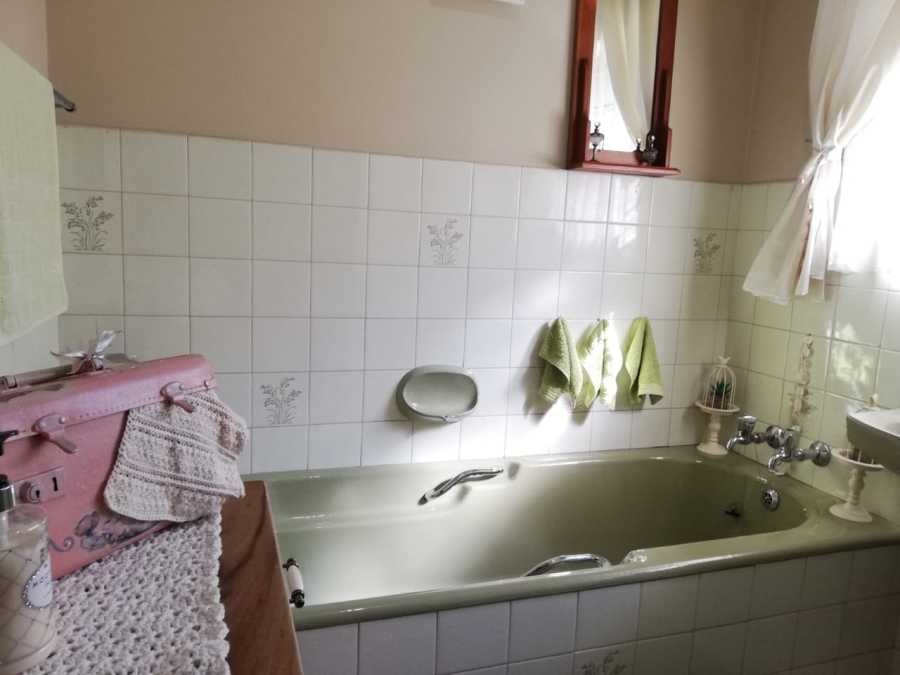 5 Bedroom Property for Sale in Falcon Ridge Gauteng