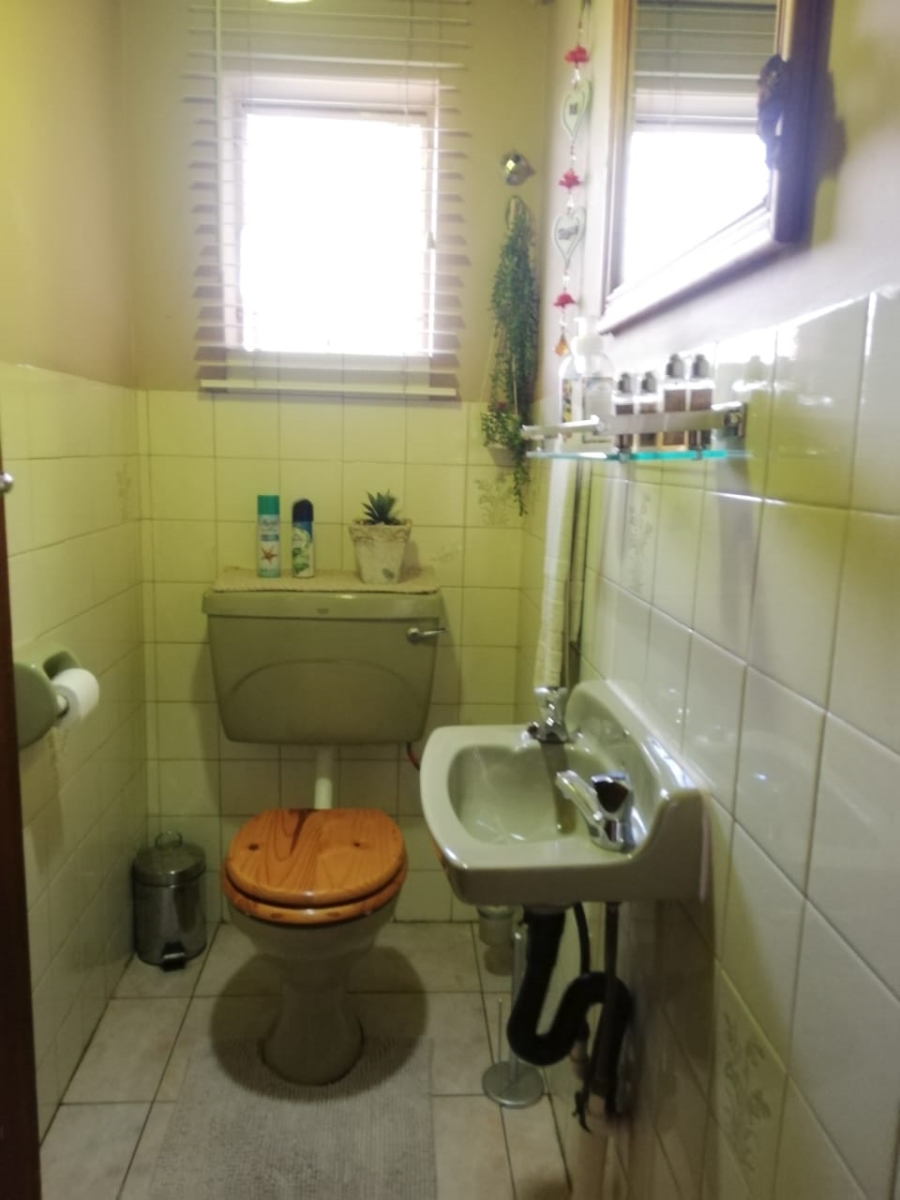 5 Bedroom Property for Sale in Falcon Ridge Gauteng