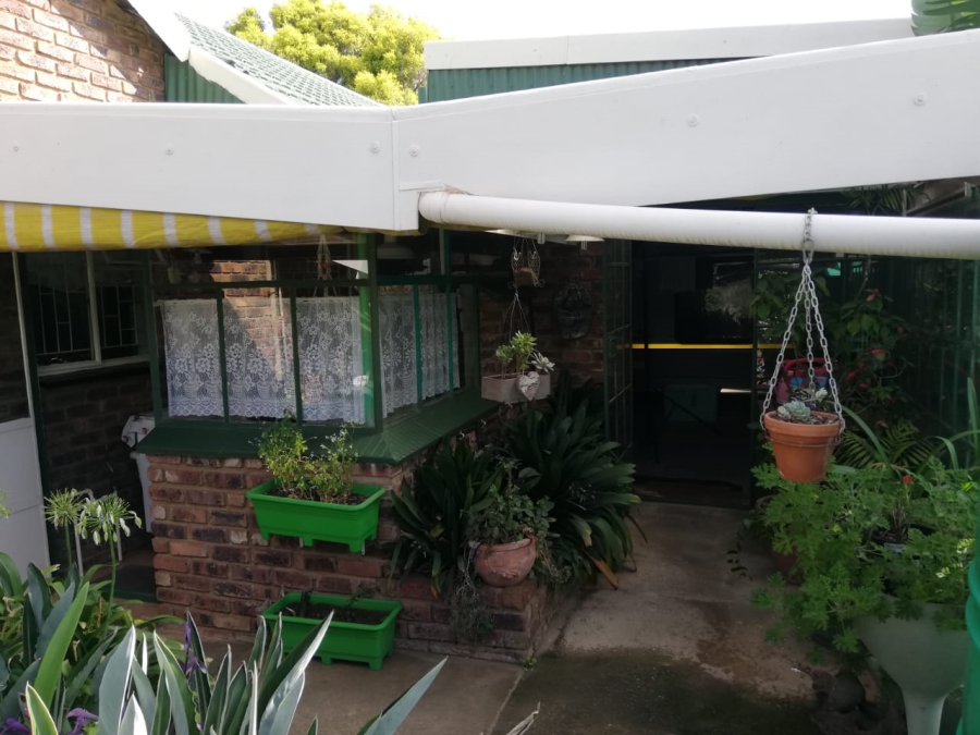 5 Bedroom Property for Sale in Falcon Ridge Gauteng