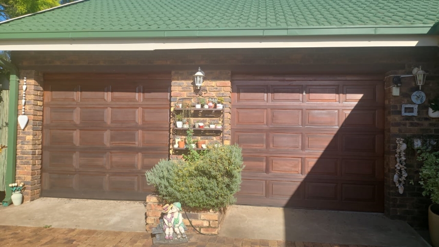 5 Bedroom Property for Sale in Falcon Ridge Gauteng