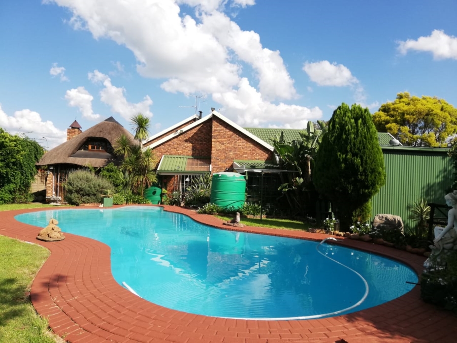 5 Bedroom Property for Sale in Falcon Ridge Gauteng