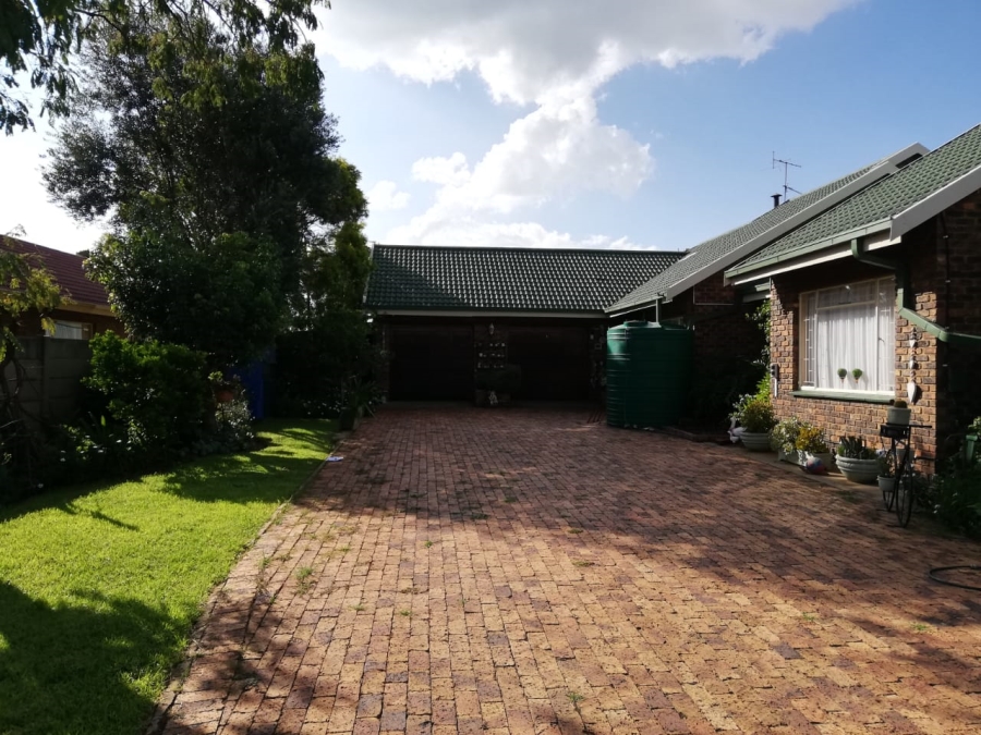 5 Bedroom Property for Sale in Falcon Ridge Gauteng