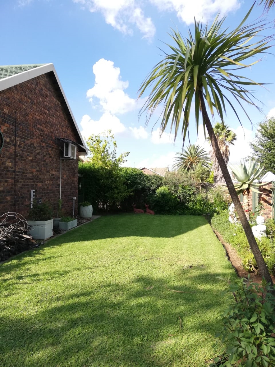 5 Bedroom Property for Sale in Falcon Ridge Gauteng