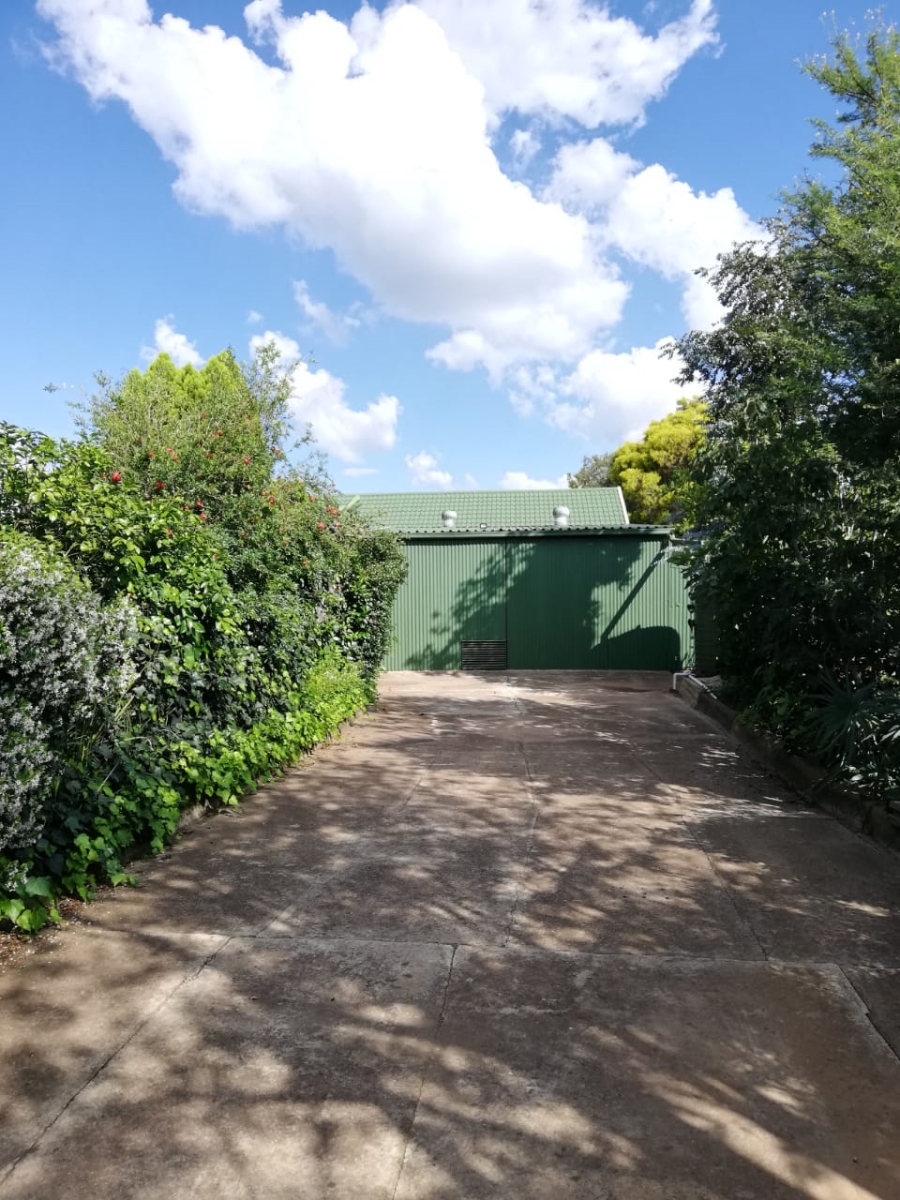 5 Bedroom Property for Sale in Falcon Ridge Gauteng