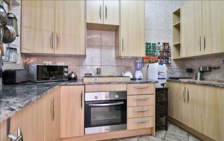 2 Bedroom Property for Sale in Bonaero Park Gauteng
