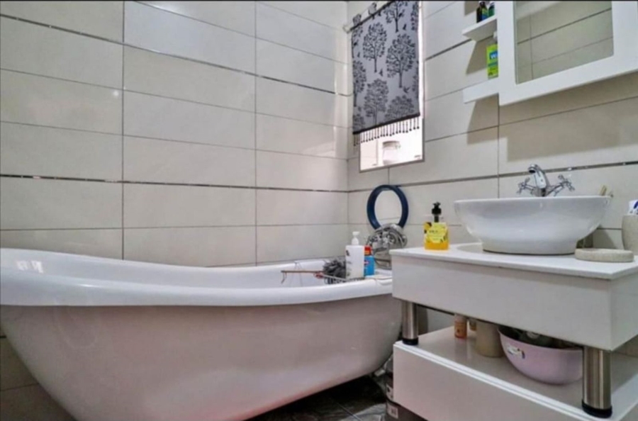 2 Bedroom Property for Sale in Bonaero Park Gauteng