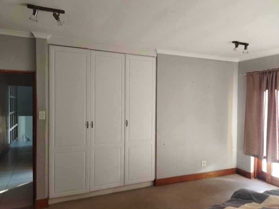 5 Bedroom Property for Sale in Dowerglen Ext 5 Gauteng
