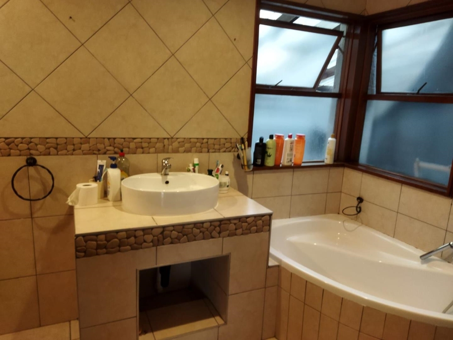5 Bedroom Property for Sale in Dowerglen Ext 5 Gauteng