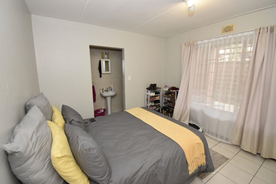 To Let 1 Bedroom Property for Rent in Sonneglans Gauteng