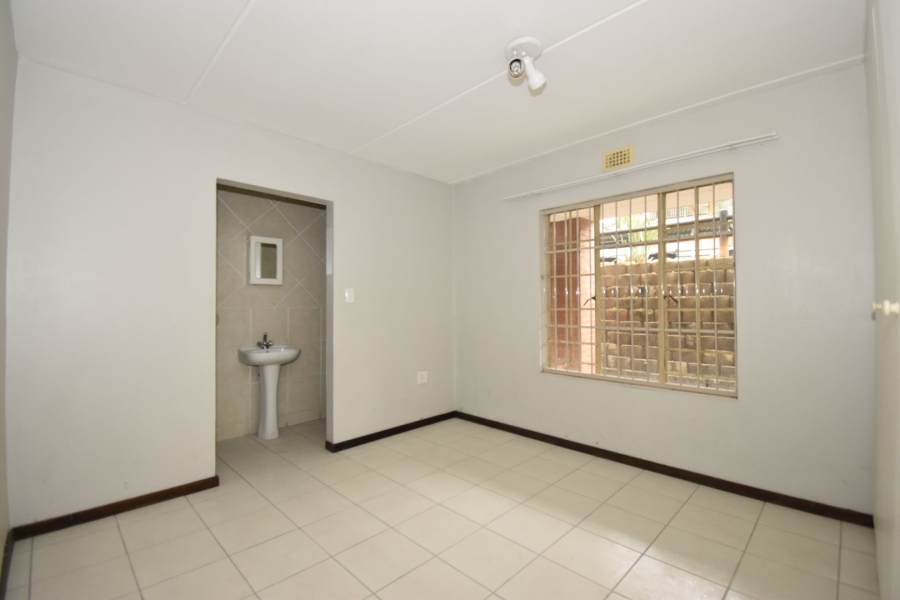 To Let 1 Bedroom Property for Rent in Sonneglans Gauteng