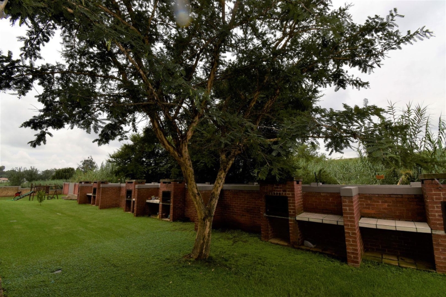 To Let 1 Bedroom Property for Rent in Sonneglans Gauteng