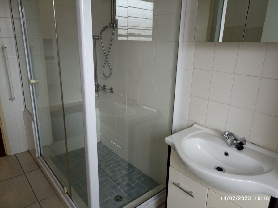 To Let 2 Bedroom Property for Rent in Sonneglans Gauteng