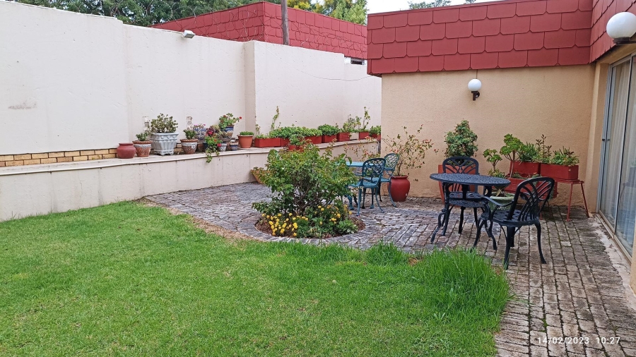 To Let 2 Bedroom Property for Rent in Sonneglans Gauteng