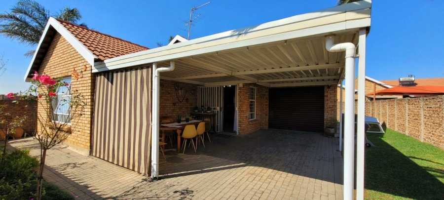 3 Bedroom Property for Sale in Bonaero Park Gauteng