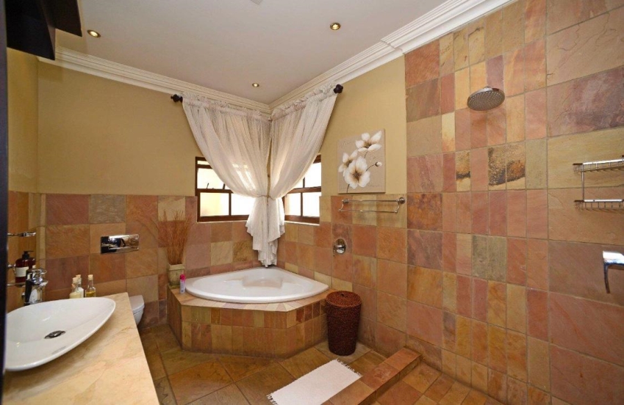 7 Bedroom Property for Sale in Lakefield Gauteng