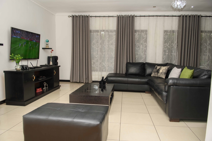To Let 3 Bedroom Property for Rent in Fontainebleau Gauteng