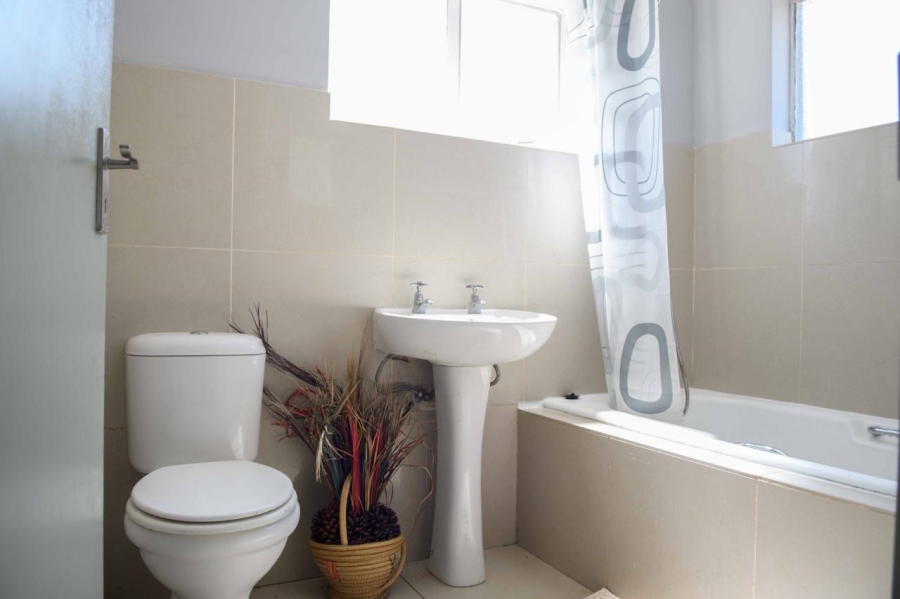 To Let 3 Bedroom Property for Rent in Fontainebleau Gauteng