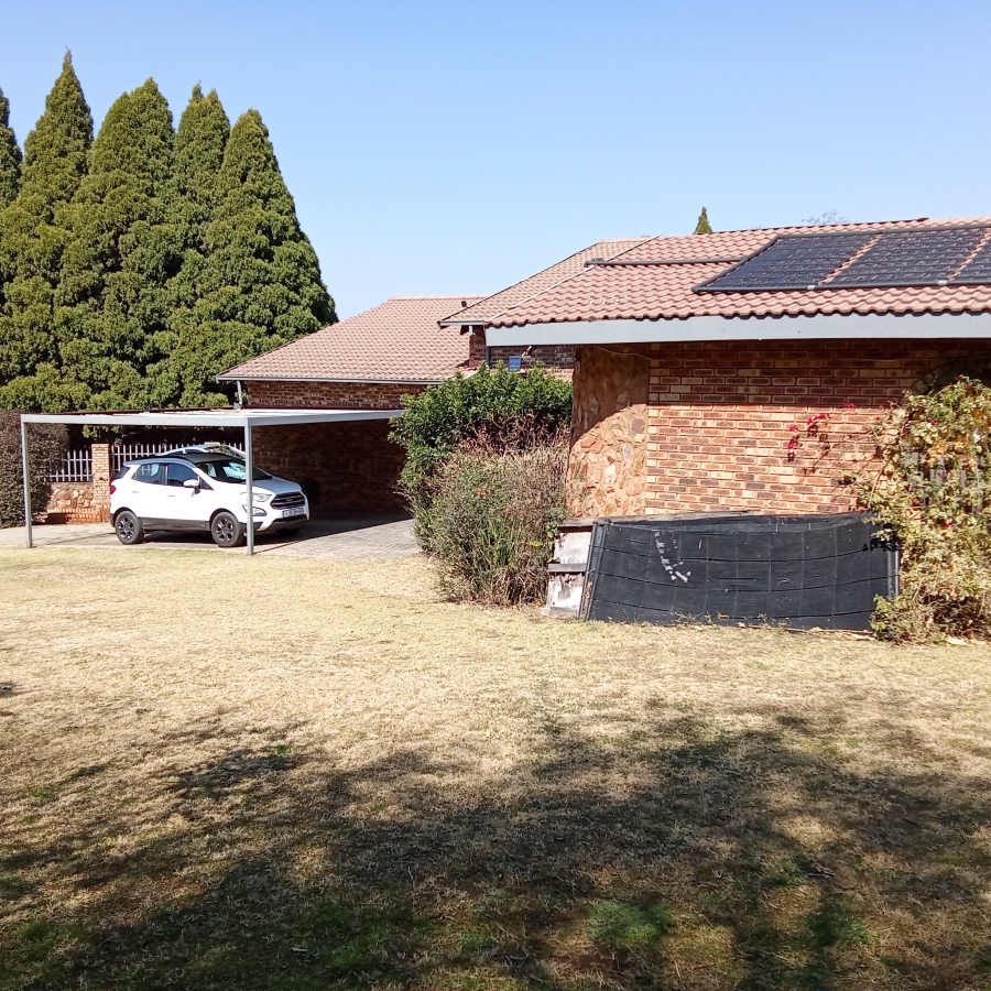 5 Bedroom Property for Sale in Helderkruin View Gauteng