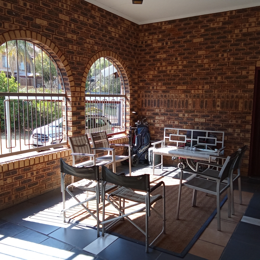 5 Bedroom Property for Sale in Helderkruin View Gauteng
