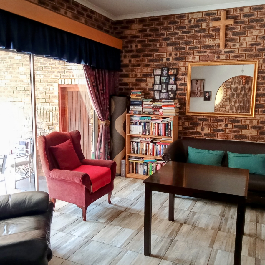 5 Bedroom Property for Sale in Helderkruin View Gauteng