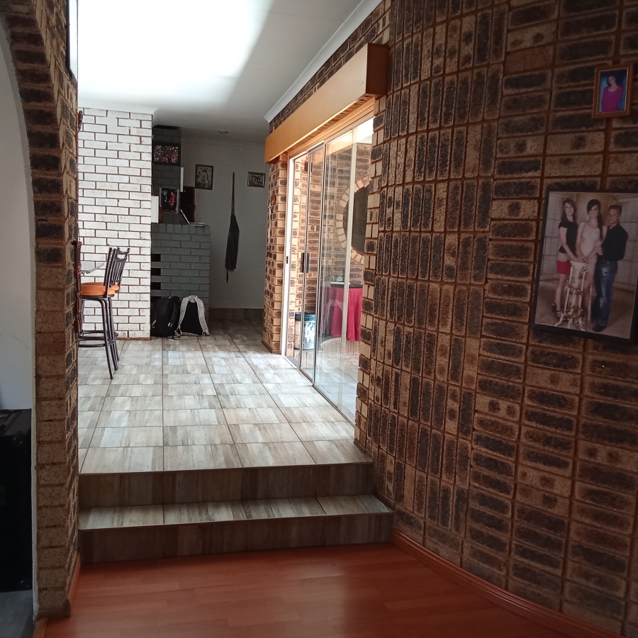 5 Bedroom Property for Sale in Helderkruin View Gauteng