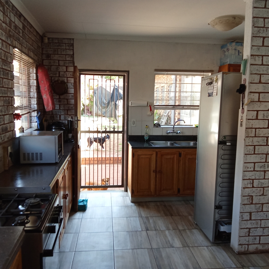 5 Bedroom Property for Sale in Helderkruin View Gauteng