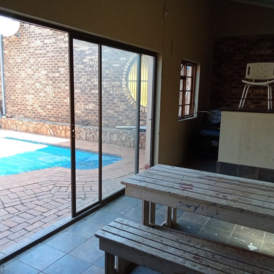 5 Bedroom Property for Sale in Helderkruin View Gauteng