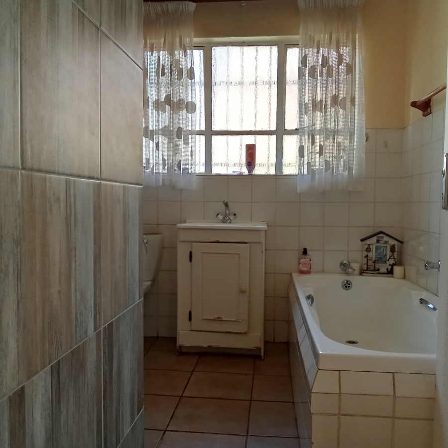 5 Bedroom Property for Sale in Helderkruin View Gauteng