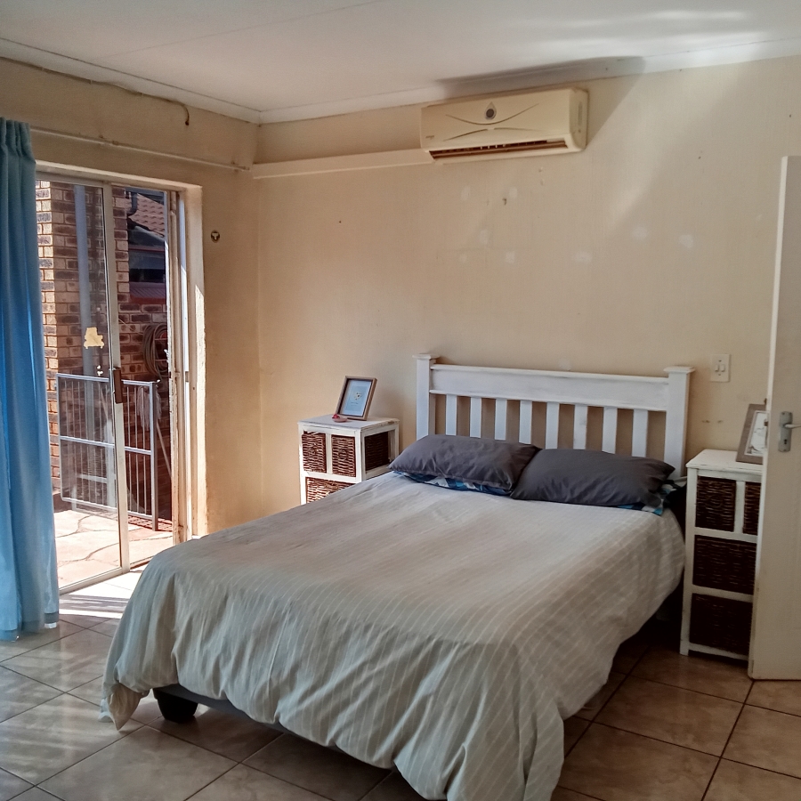 5 Bedroom Property for Sale in Helderkruin View Gauteng