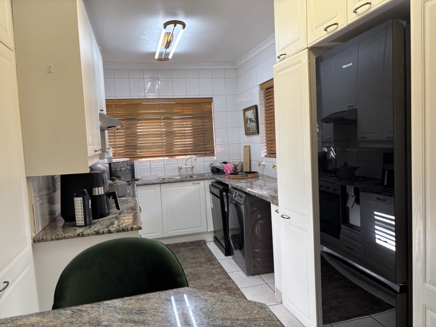2 Bedroom Property for Sale in Waverley Gauteng