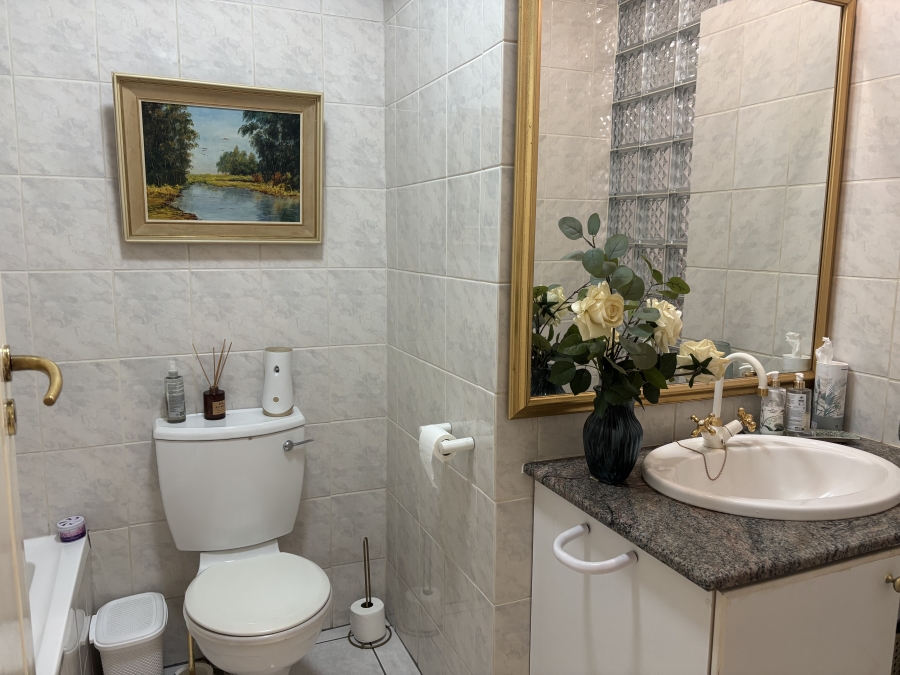 2 Bedroom Property for Sale in Waverley Gauteng