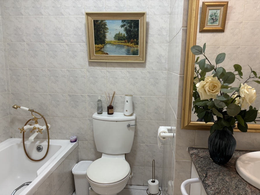2 Bedroom Property for Sale in Waverley Gauteng