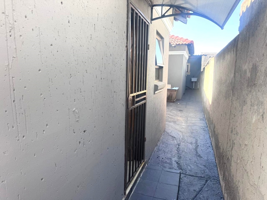 3 Bedroom Property for Sale in Roodekop Gauteng