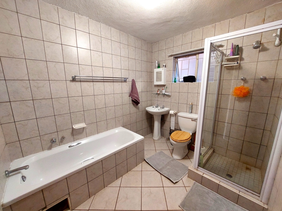 5 Bedroom Property for Sale in Erasmusrand Gauteng