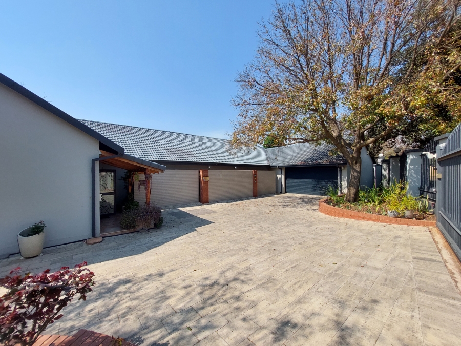 5 Bedroom Property for Sale in Erasmusrand Gauteng