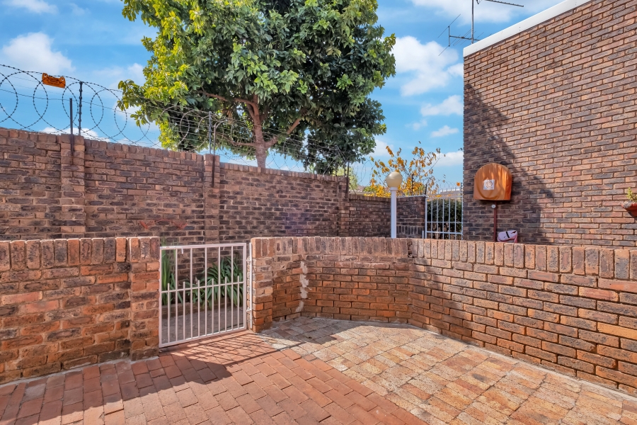 1 Bedroom Property for Sale in Linden Gauteng