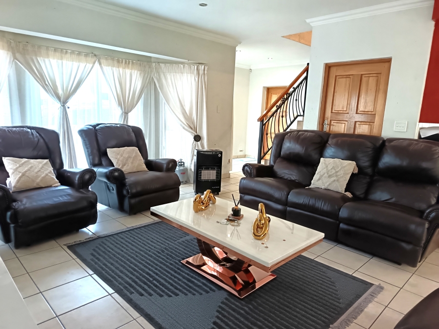 4 Bedroom Property for Sale in Sonneveld Gauteng