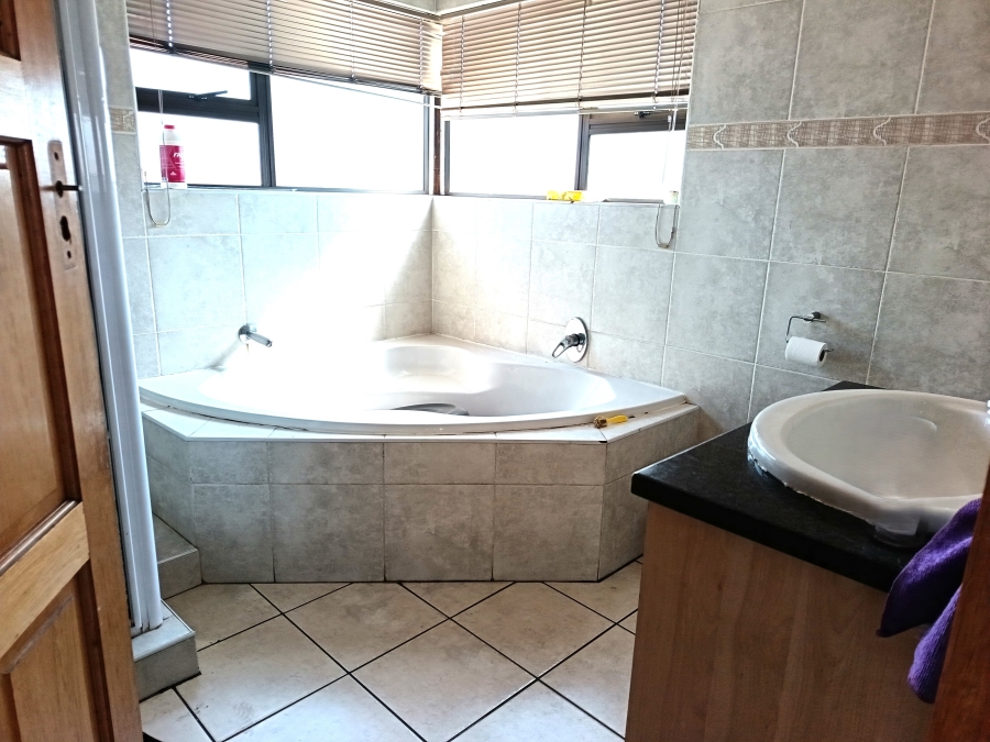 4 Bedroom Property for Sale in Sonneveld Gauteng