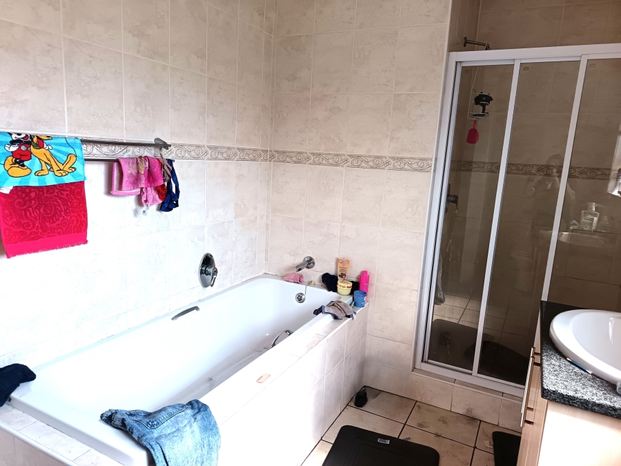 4 Bedroom Property for Sale in Sonneveld Gauteng