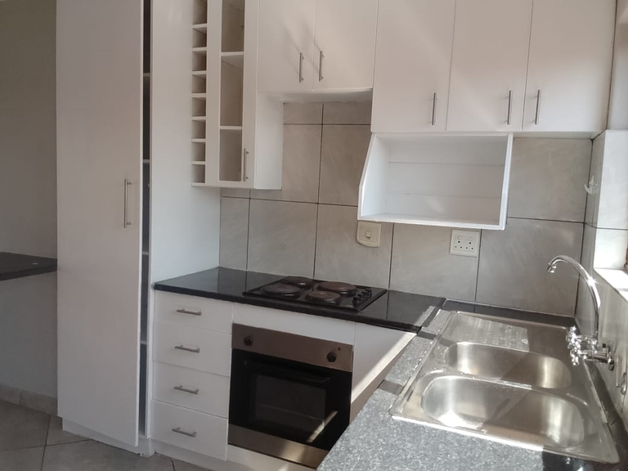 To Let 2 Bedroom Property for Rent in Mondeor Gauteng