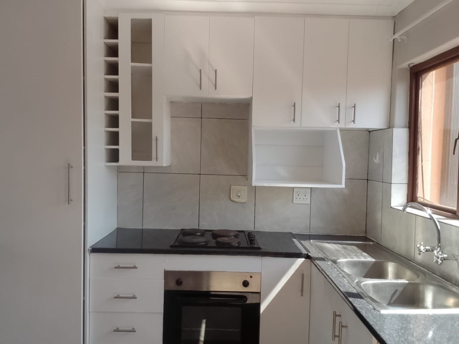To Let 2 Bedroom Property for Rent in Mondeor Gauteng